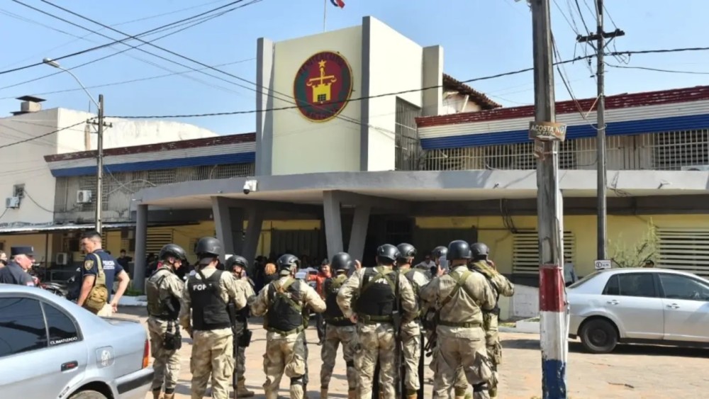 Presos mantém mais de 50 reféns em presídio de Assunção