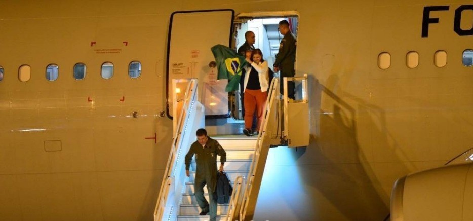 Primeiros 211 brasileiros resgatados em Israel chegam a Brasília