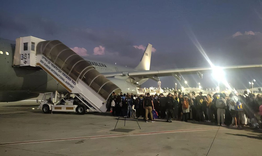 Mais um avião com brasileiros repatriados de Israel chega ao Brasil hoje