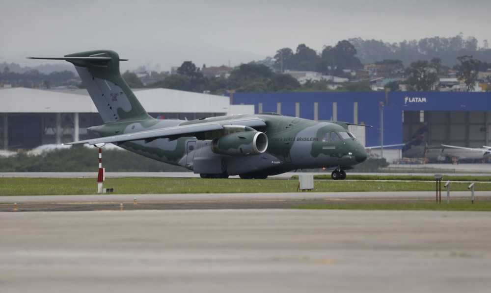 Quinta aeronave da Força Aérea Brasileira parte de Israel com 215 brasileiros