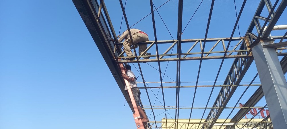 Homem sobe em telhado de posto abandonado e é resgatado por bombeiros