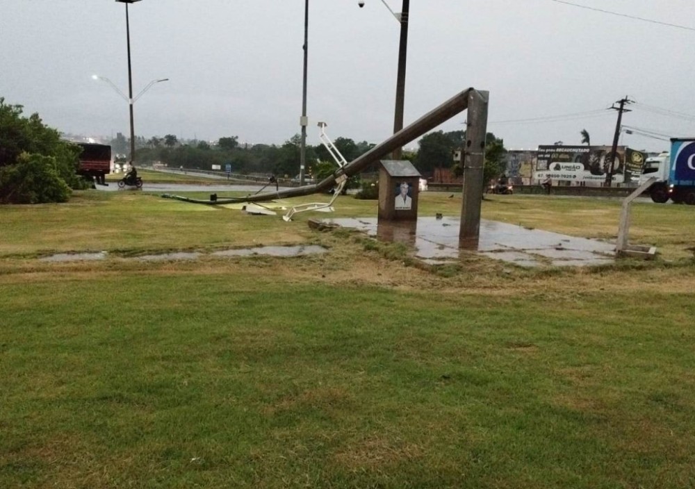 Chuva com ventos de quase 80km/h e até granizo deixa rastro de destruição na maior cidade do interior