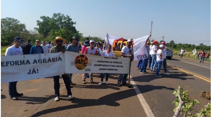 Manifestantes bloqueiam rodovias de MS e pedem ‘reforma agrária urgente’