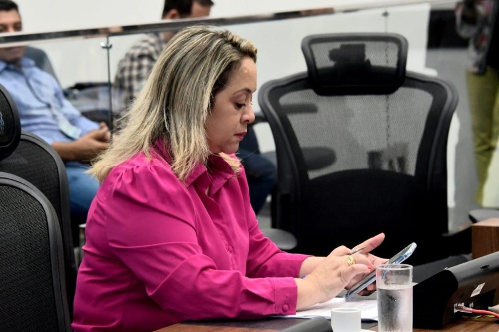 Distribuição de cestas básicas em Dourados é questionada por Lia Nogueira