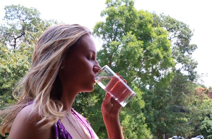 Beber água e alimentação leve ajudam a encarar o calorão em MS