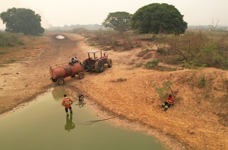 Com apoio aéreo e por terra, bombeiros atuam em 3 grandes incêndios no Pantanal