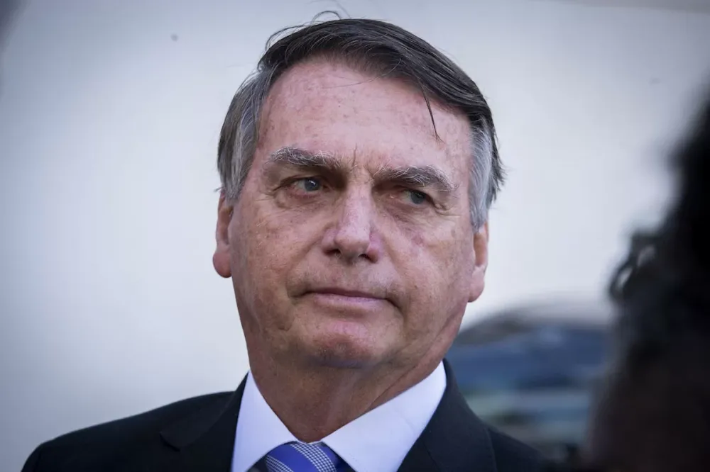 STF mantém multa a Bolsonaro por reunião com embaixadores