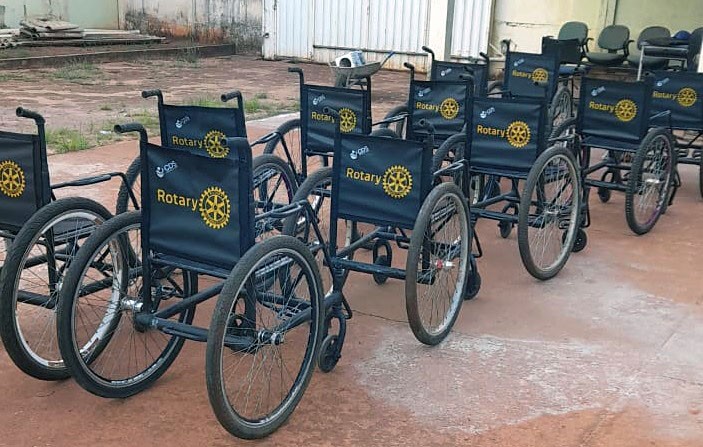 Cadeiras de rodas produzidas em presídio são distribuídas gratuitamente
