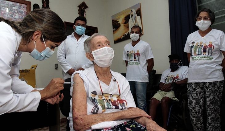 Saúde recomenda dose de reforço da vacina Bivalente para idosos e imunocomprometidos