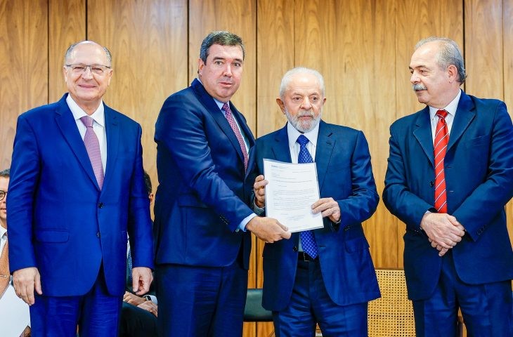 Riedel recebe do presidente Lula aprovação para financiamento do BNDES