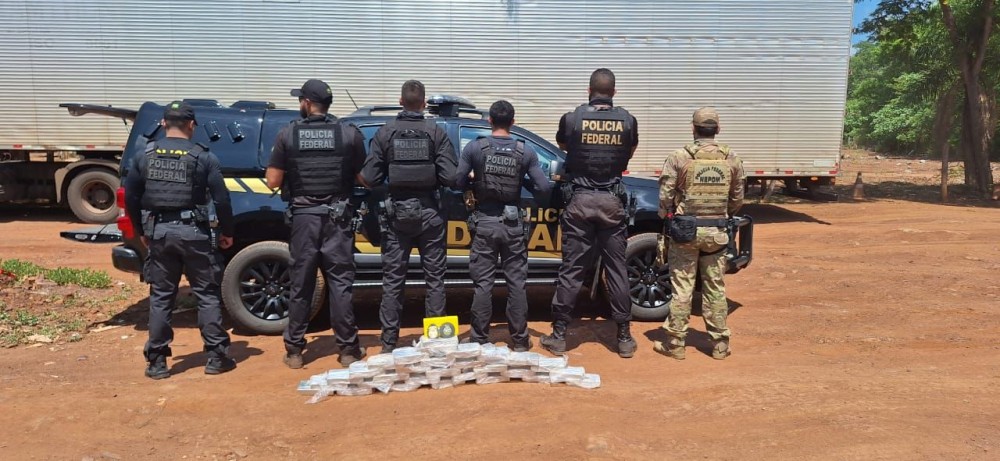 Motorista de caminhão é preso com carga de cocaína