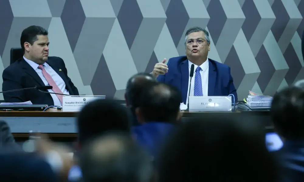 Dino diferencia político de juiz e cita princípios para levar ao STF
