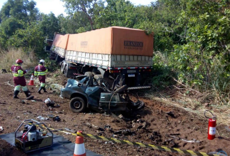 Motorista morre decapitado ao colidir com carreta na BR-163