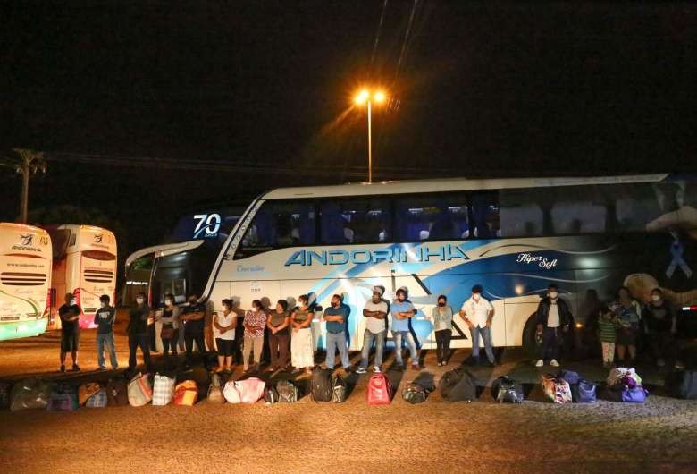 Polícia Federal aborda ônibus com 200 bolivianos em MS