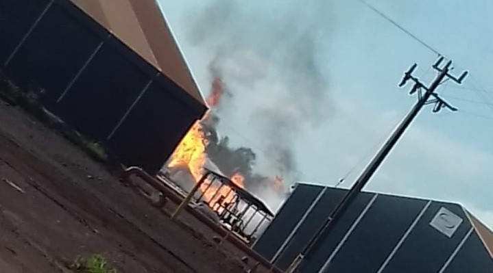 Tanque de álcool de usina pega fogo em Rio Brilhante