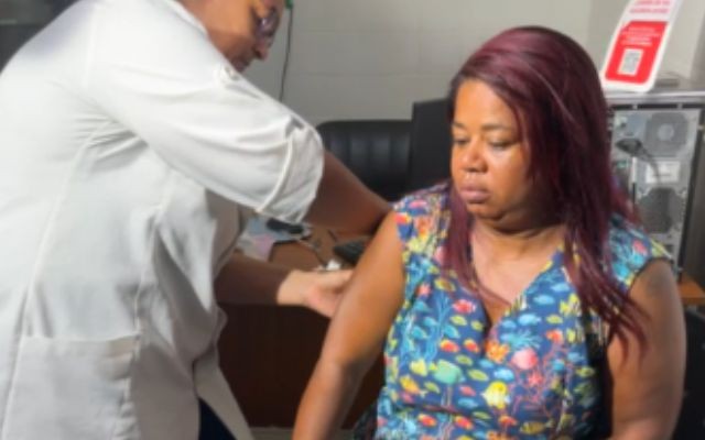 Ação inédita: Mãe de adolescente que morreu vítima da Dengue é a primeira pessoa vacinada em MS