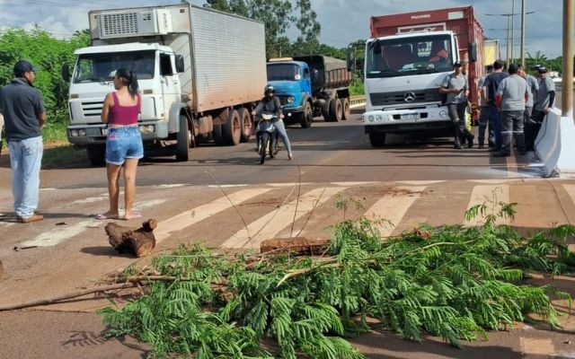 Por falta de água: Manifestantes bloqueiam rodovia entre Dourados e Itaporã