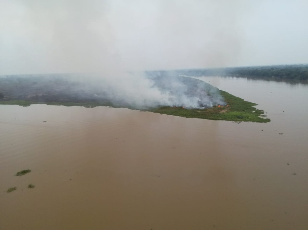Com aeronave e equipes em solo, bombeiros combatem incêndio no Pantanal