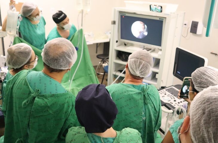 Fato inédito: Hospital Regional de MS opera bebê ainda no útero da mãe