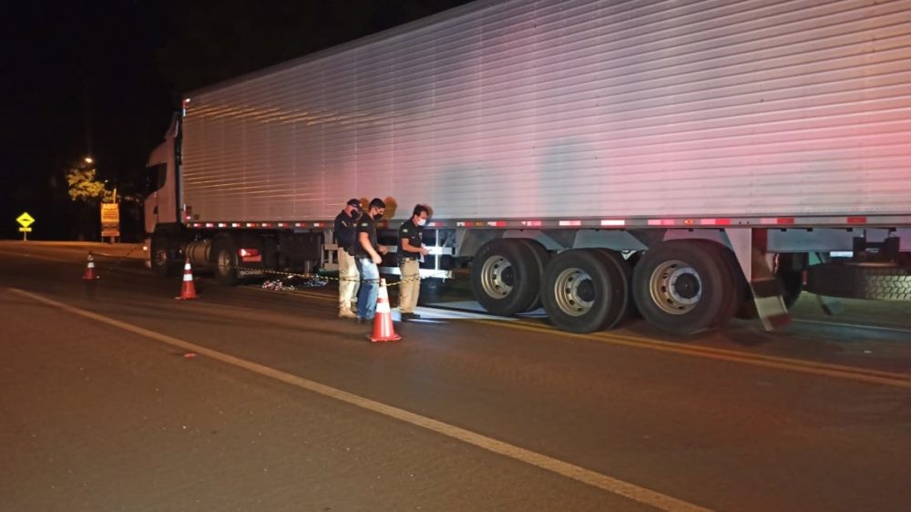 Com Bíblia na mão, homem ‘se joga’ na frente de carreta na BR-163