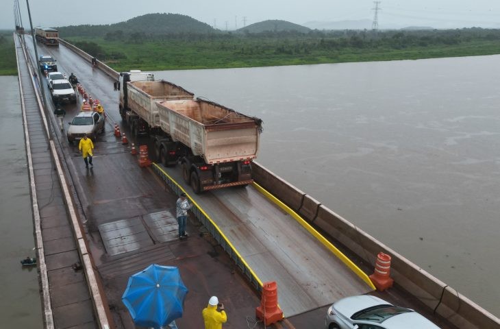Mesmo sob reparos, ponte sobre o rio Paraguai segue aberta para veículos