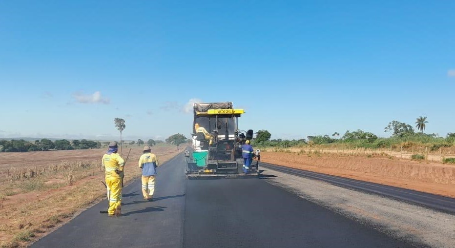 Obra de pavimentação na MS-165 entre Coronel Sapucaia e Paranhos já tem 24 quilômetros concluída