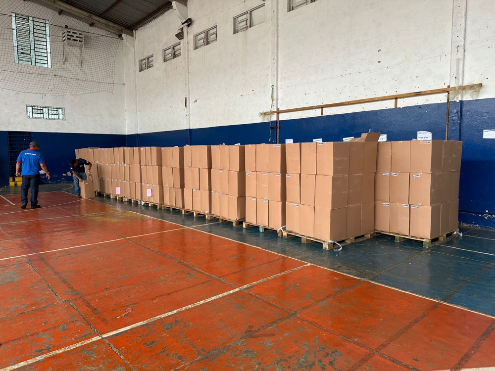 Secretaria Municipal de Educação inicia distribuição dos kits escolares