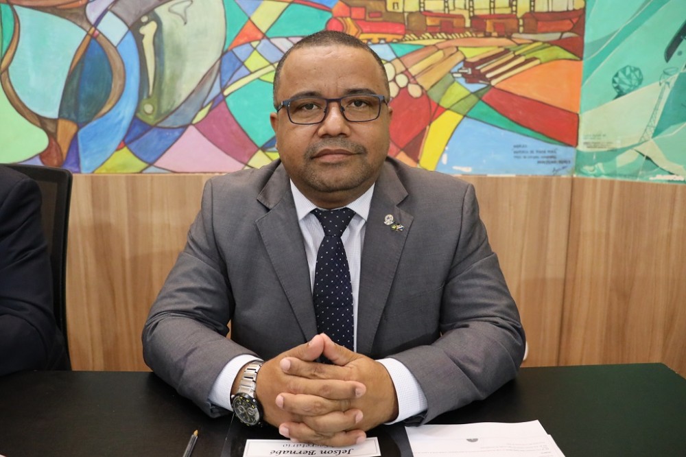 Jelson Bernabé pede tapa-buracos nos jardins América e Universitário