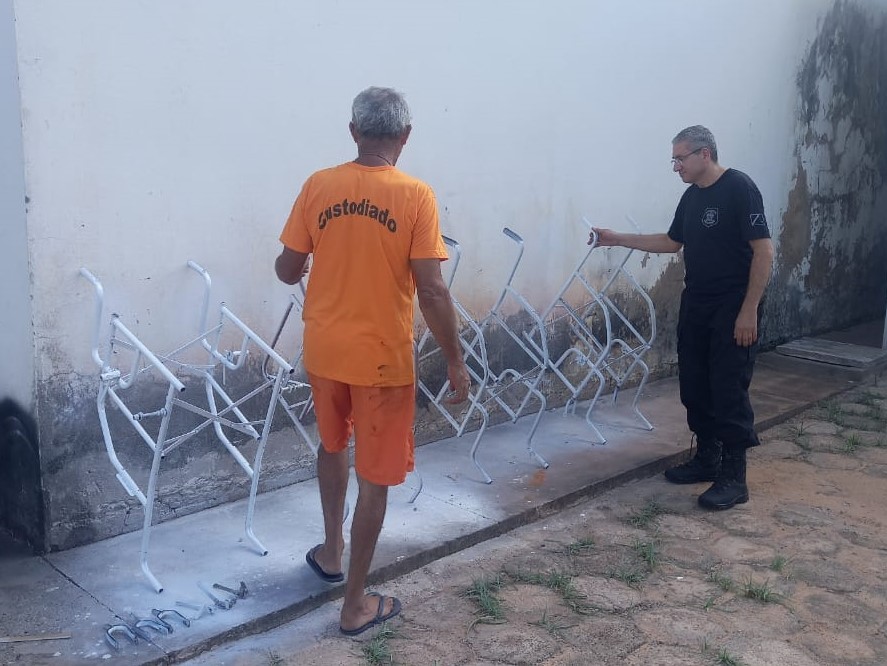 Cadeiras de rodas são reformadas em presídio de MS para doação