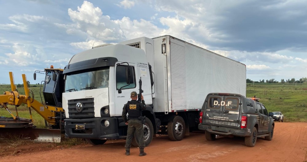 Caminhão furtado em São Paulo é recuperado na fronteira