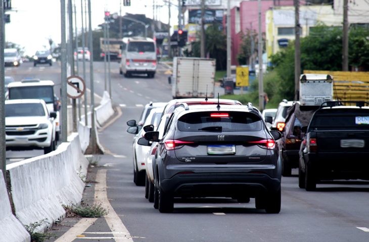 Prazo para licenciar veículos com placas final 1 e 2 vence no dia 30