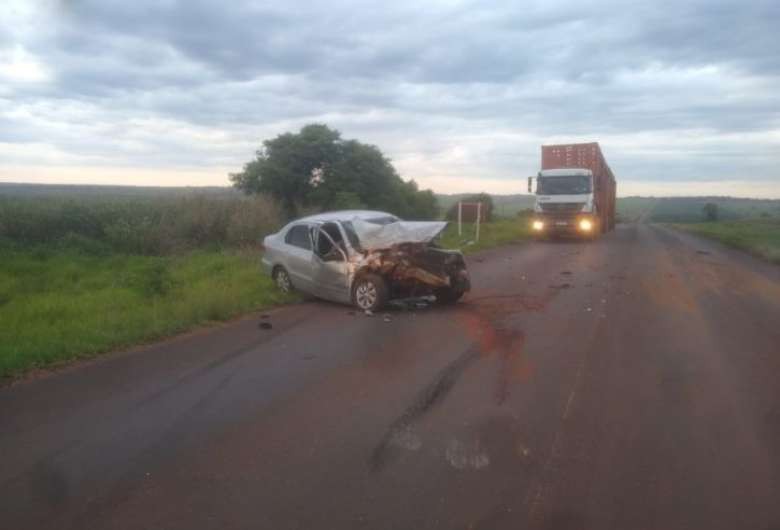 Colisão entre carro e caminhão mata jovem na MS-141
