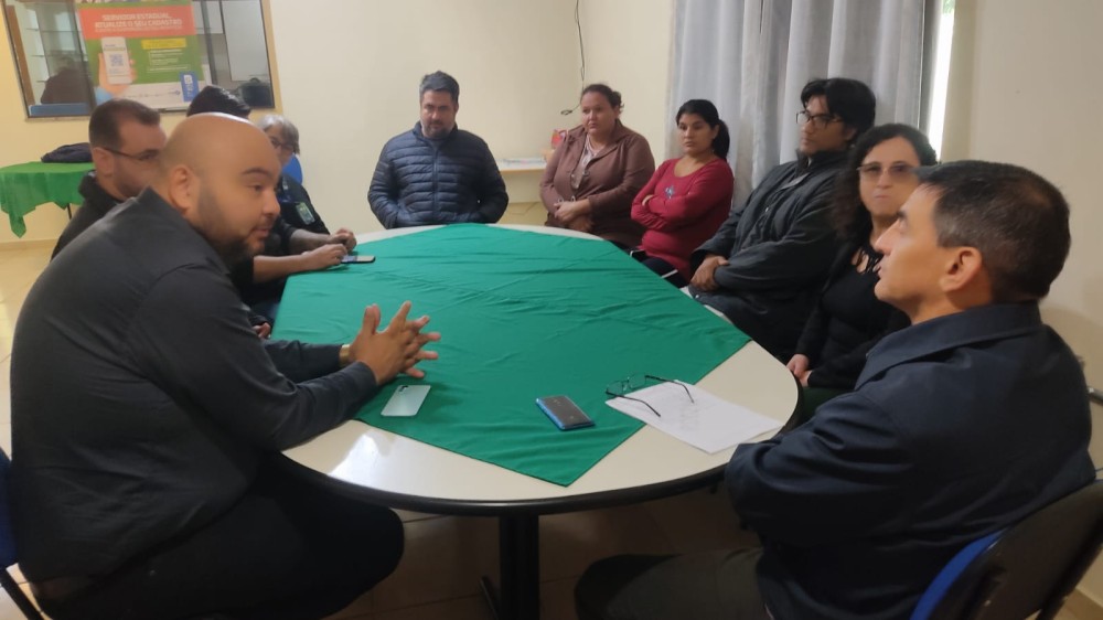 Retirada de pets de pátio de escola gera protestos da comunidade