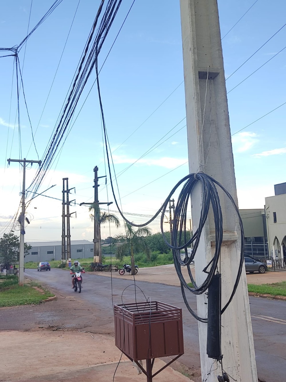 Lei Agnaldo Miudinho entra em vigor e empresa que deixar fios caídos será punida com multa