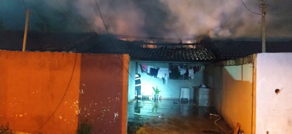 Casa é destruída pelo fogo em Dourados