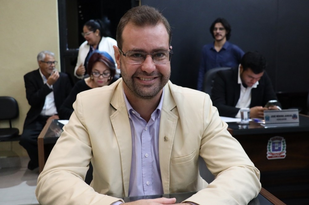 Thiago Vedana quer melhorias na sinalização de estacionamentos na Avenida Brasil