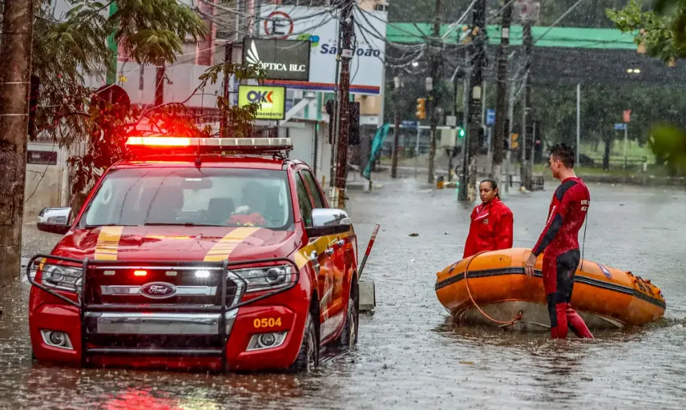 Porto Alegre enfrenta chuva forte e bairro Menino Deus volta a alagar