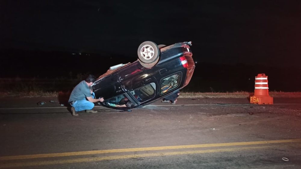Colisão entre 2 carros deixa 1 morto na BR-376