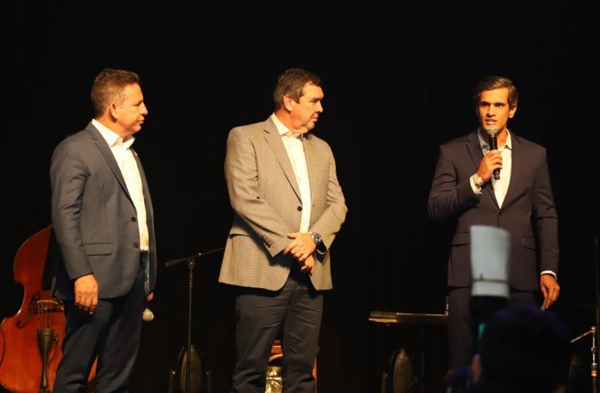 Riedel avança em discussões e recebe homenagem por ação pós-Pantanal