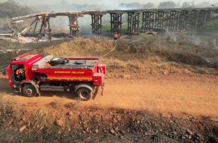 Bombeiros atuam para preservar pontes, vegetação e moradias de ribeirinhos no Pantanal
