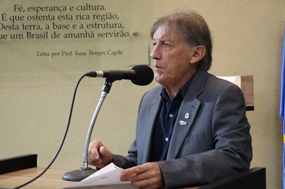 Marquinhos solicita pavimentação no Ipê III e redutor de velocidade no Renô