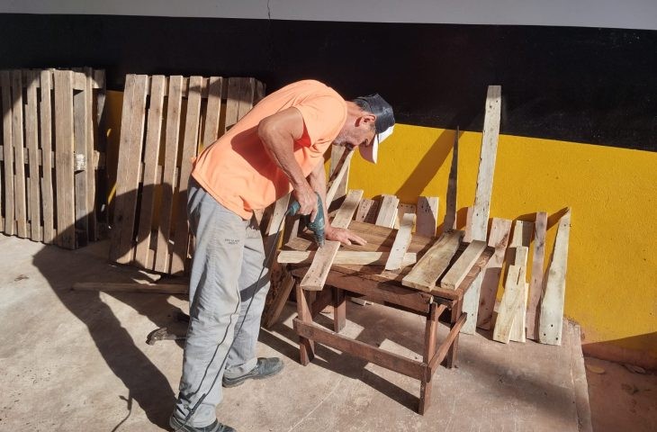 Móveis sustentáveis feitos em presídio vão auxiliar projeto que atende mulheres artesãs