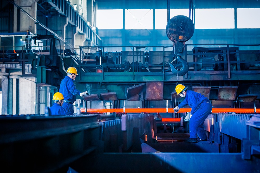 Produção industrial cai 0,9% em maio, diz IBGE