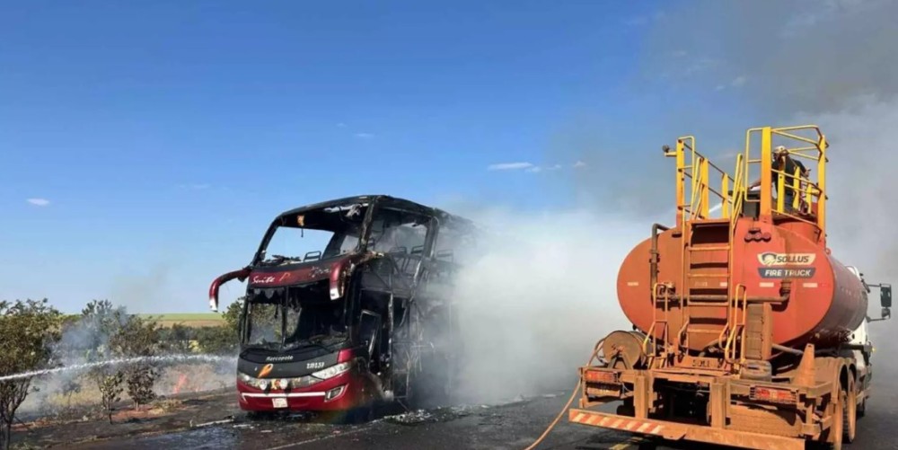Incêndio destrói ônibus paraguaio na BR-163 em Nova Alvorada do Sul