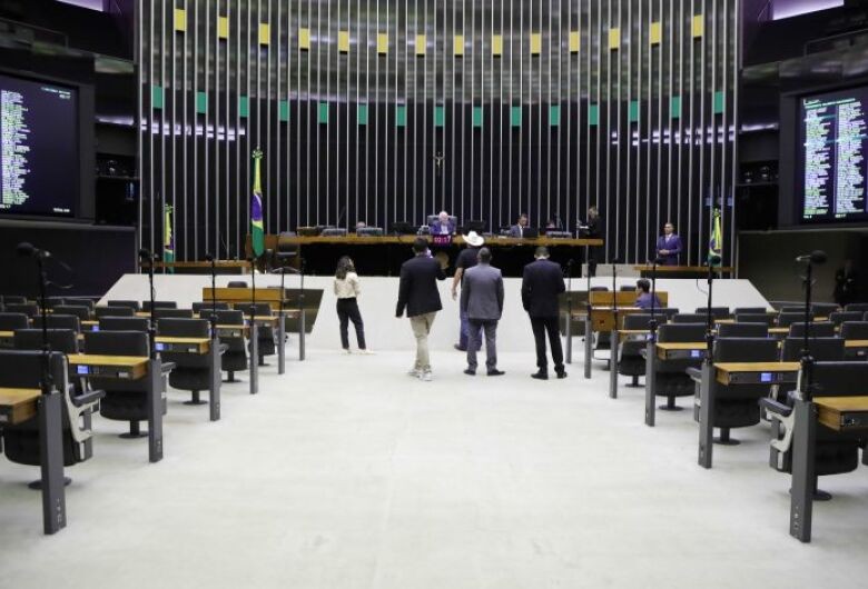 Câmara conclui votação da PEC que repassa dinheiro para a prevenção de desastres