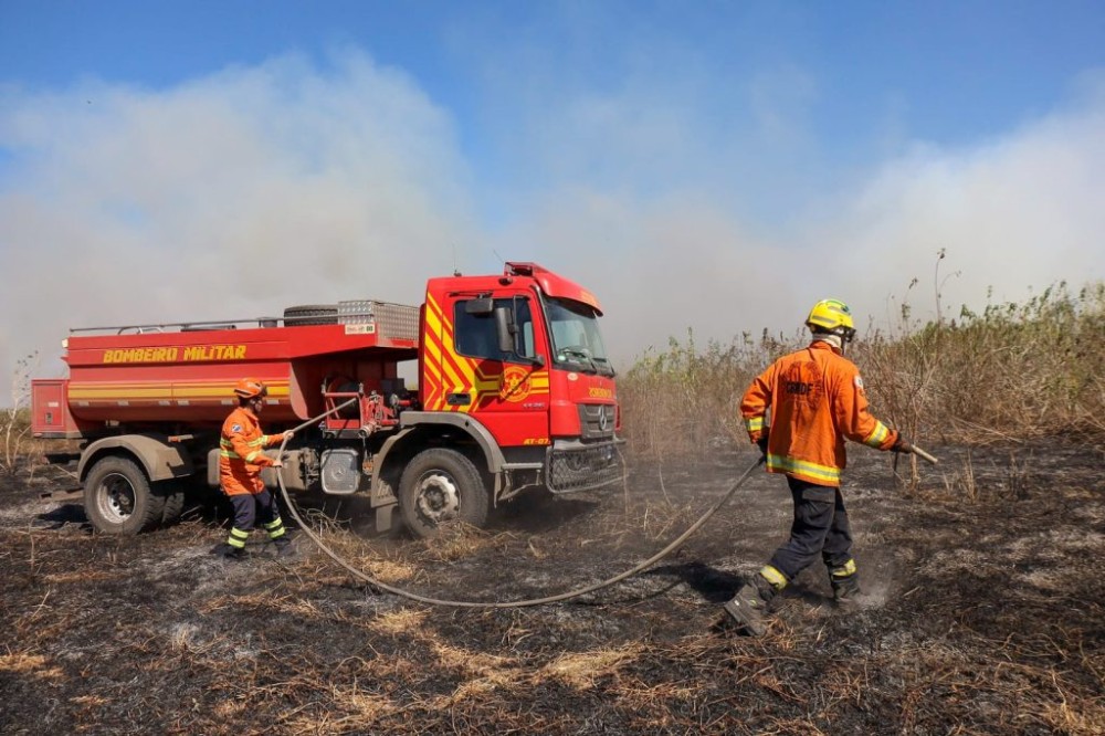 Bombeiros continuam trabalho para conter incêndios em diferentes áreas do Pantanal