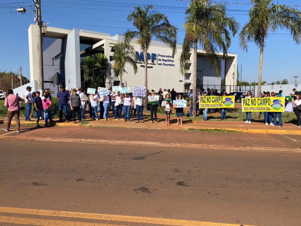 Produtores rurais de Douradina protestam em frente ao MPF contra invasões
