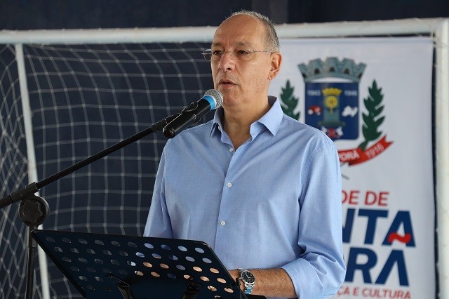 Em evento, Hélio nega fechamento de escolas e fala em adaptação