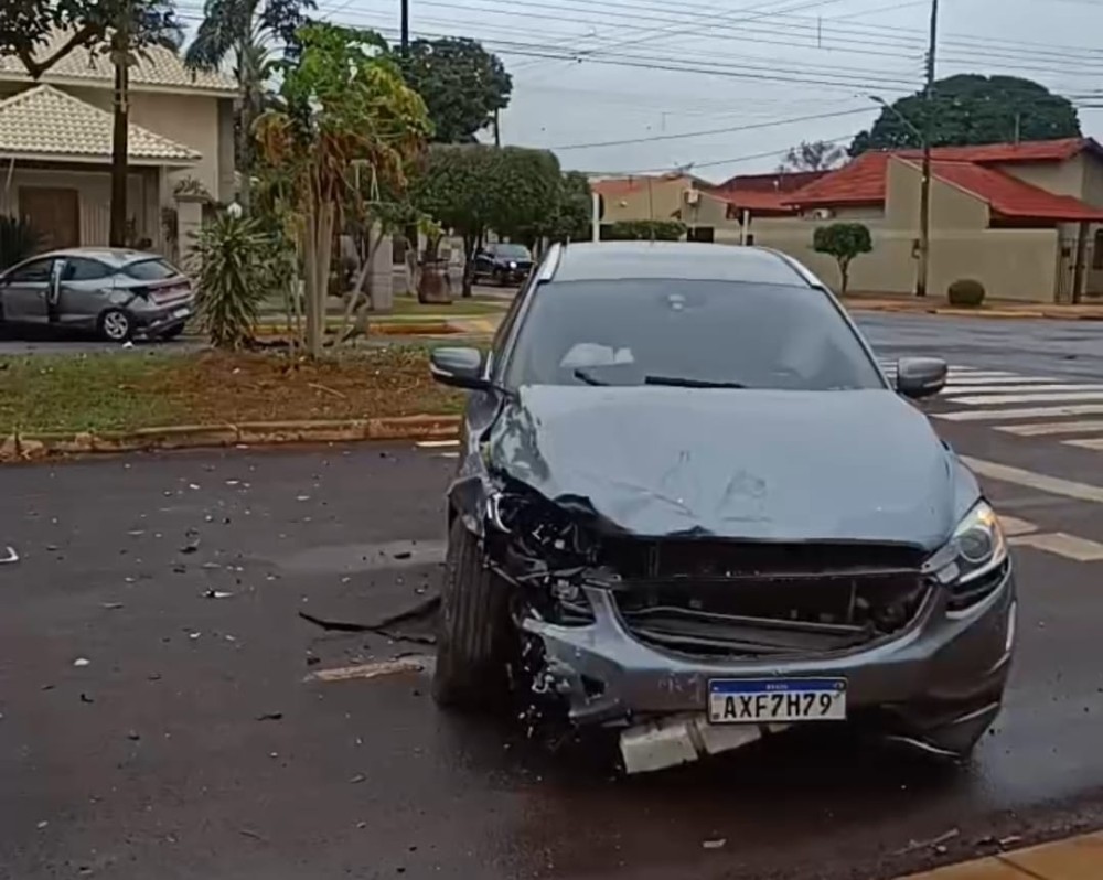 Após acidente, motorista abandona carro de luxo lotado de entorpecente