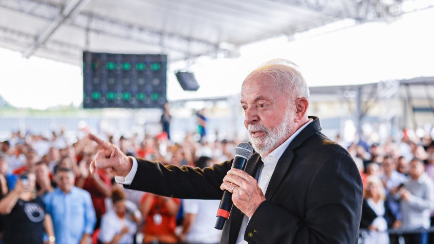 Lula sobrevoa áreas incendiadas do Pantanal nesta quarta-feira